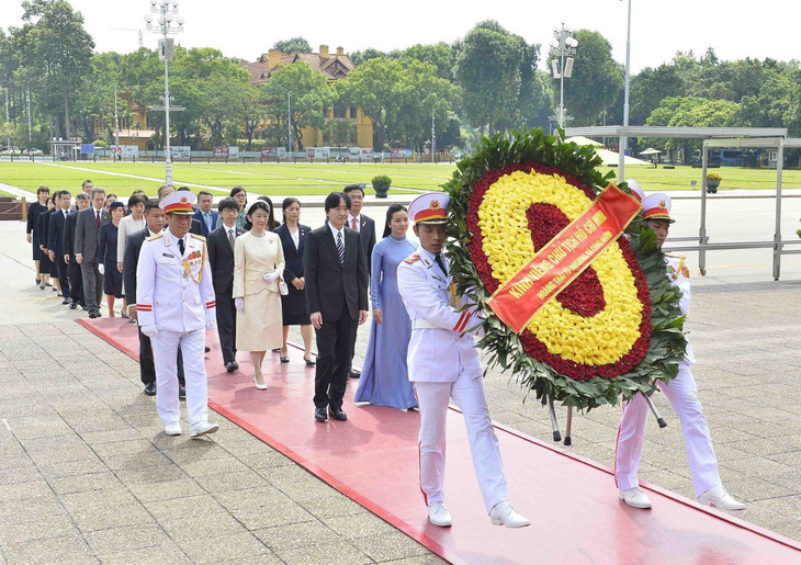 Hoàng thái tử Nhật Bản Akishino và công nương tới đặt vòng hoa và vào Lăng viếng Chủ tịch Hồ Chí Minh - Ảnh: TTXVN