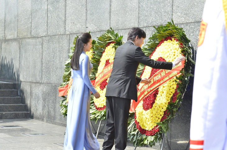 Hoàng thái tử Nhật Bản Akishino đặt vòng hoa tại Lăng Chủ tịch Hồ Chí Minh - Ảnh: TTXVN