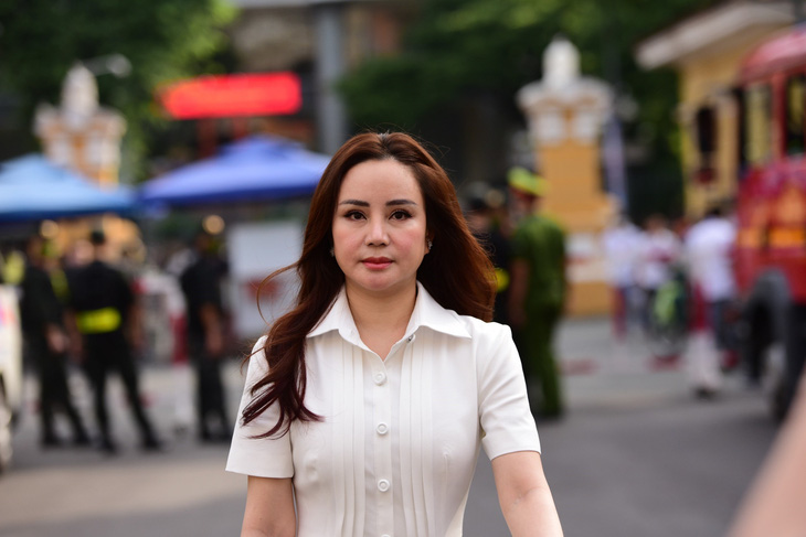 Bà Nguyễn Thị Mỹ Oanh (Vy Oanh) đến tòa lúc 8h - Ảnh: DUYÊN PHAN
