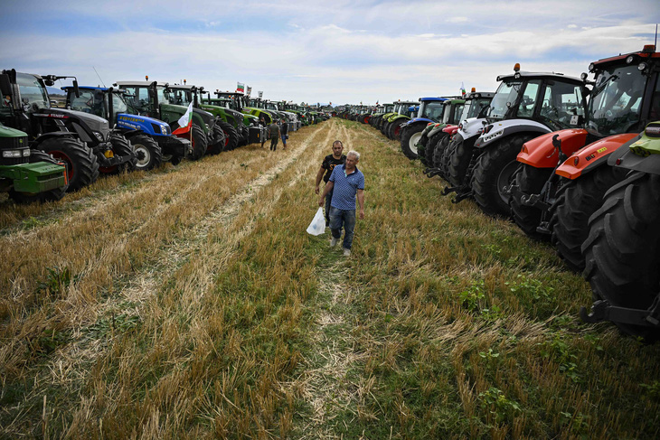 Nông dân Bulgaria dừng máy kéo, biểu tình việc chính phủ nước này dỡ bỏ lệnh cấm nhập khẩu ngũ cốc Ukraine ở làng Dolni Bogrov, gần thủ đô Sofia hôm 19-9 - Ảnh: AFP