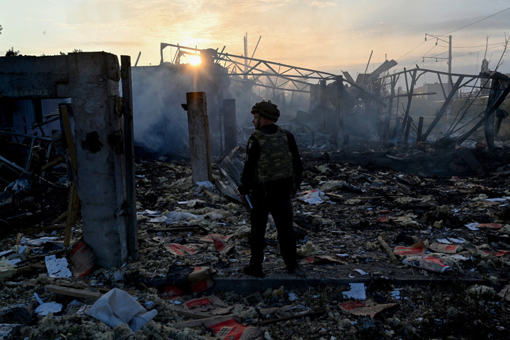 Lực lượng chức năng Ukraine tìm kiếm mảnh vỡ tên lửa rơi xuống một khu vực công nghiệp tại thủ đô Kiev ngày 21-9 - Ảnh: AFP