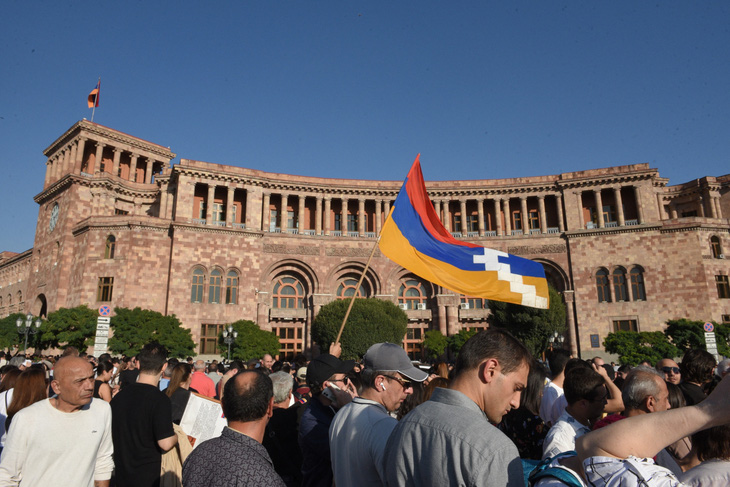 Người dân Armenia biểu tình hôm 19-9, yêu cầu chính phủ nước này can thiệp vào tình hình chiến sự tại vùng ly khai Nagorno-Karabakh của Azerbaijan - Ảnh: AFP