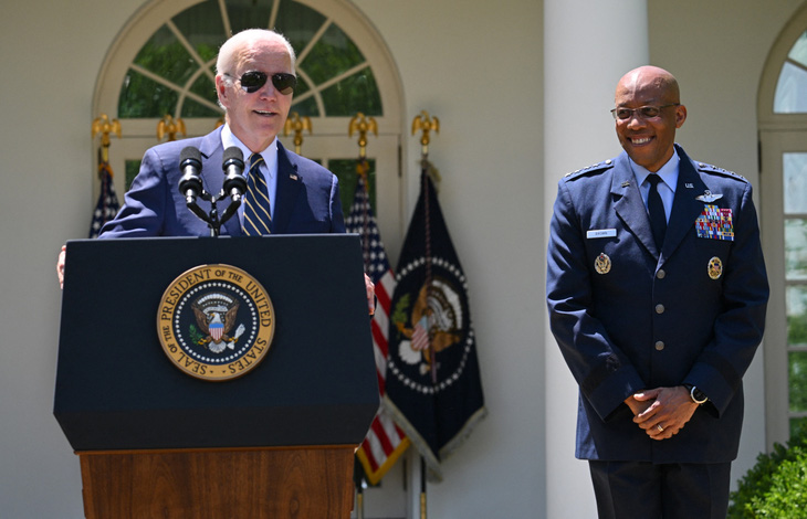 Tổng thống Mỹ Joe Biden (trái) công bố việc đề xuất Đại tướng Charles Q. Brown (phải) làm chủ tịch Hội đồng Tham mưu trưởng liên quân nước này hồi tháng 5-2023 - Ảnh: AFP