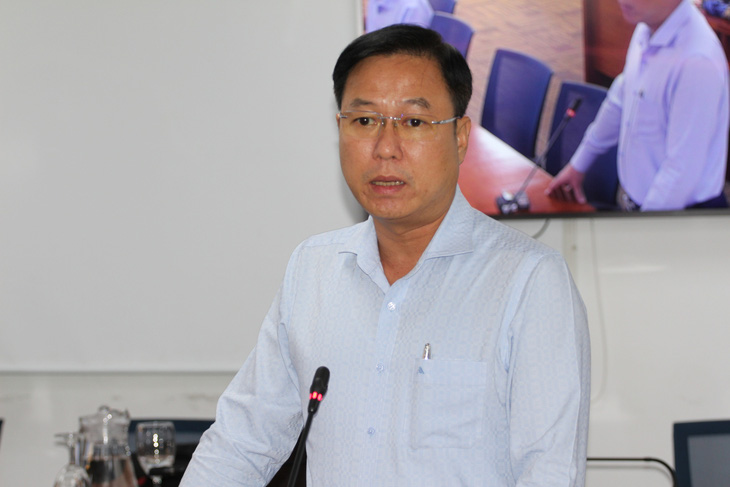 Ông Lê Tấn Tài, chủ tịch Ủy ban Mặt trận Tổ quốc Việt Nam quận 5, TP.HCM, nói về công trình quấn cỏ nhựa quanh cột đèn, cột điện - Ảnh: T.N.