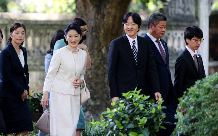 Hoàng thái tử Nhật Bản Akishino thích thú ngắm Văn Miếu Quốc Tử Giám