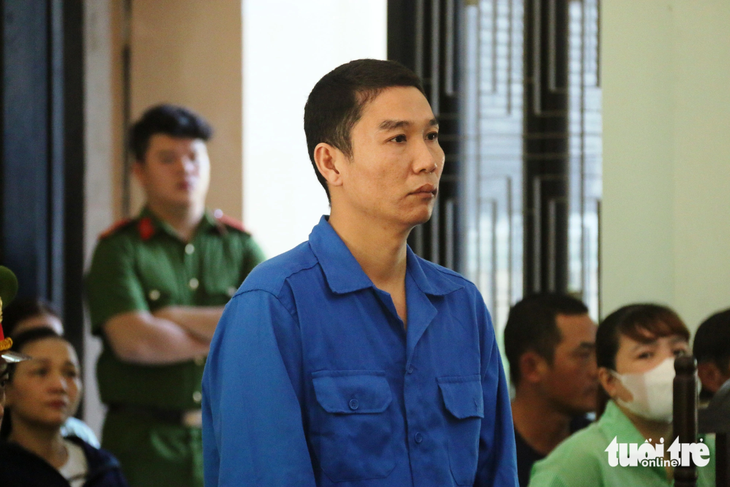 Cựu đại úy công an Ngô Văn Quốc nổ súng cướp tiệm vàng tại chợ Đông Ba đứng trước tòa - Ảnh: NHẬT LINH
