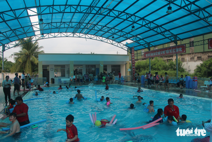View of students practicing swimming - Photo: Hoai Thuong
