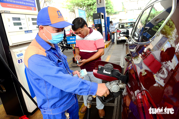 Giá xăng dầu được điều chỉnh tăng mạnh sau một phiên giữ nguyên - Ảnh: QUANG ĐỊNH