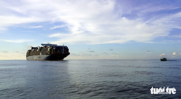 Tàu chở hàng container qua Vũng Tàu để vào cảng biển Cái Mép - Thị Vải