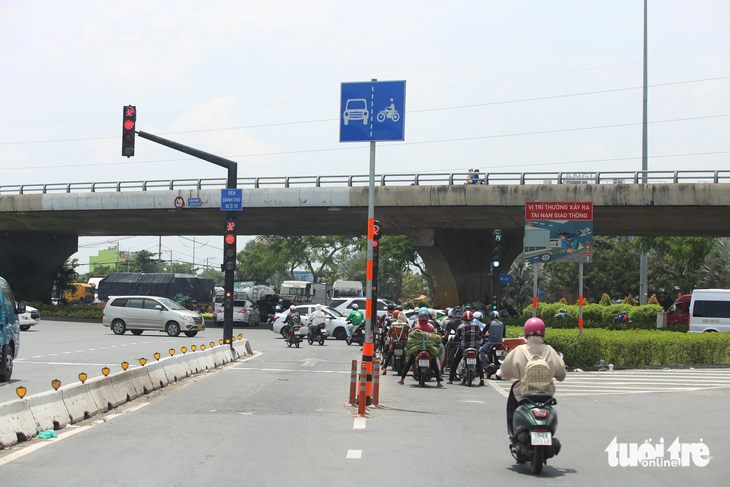 Tại vòng xoay Nguyễn Văn Linh - quốc lộ 1, cơ quan chức năng đã lắp thêm đèn tín hiệu giao thông và đặt hai dải phân cách để phân thành ba phần đường - Ảnh: MINH HÒA