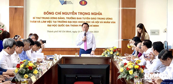 Ông Nguyễn Trọng Nghĩa, trưởng Ban Tuyên giáo Trung ương, làm việc với Trường ĐH Khoa học xã hội và Nhân văn (ĐH Quốc gia TP.HCM) ngày 21-9 - Ảnh: TRẦN HUỲNH