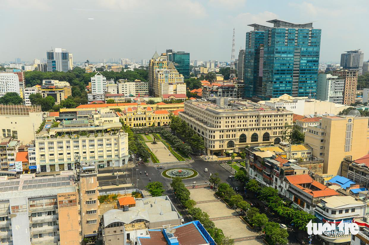 TP.HCM cấm xe vào đường Nguyễn Huệ trong hai buổi tối - Ảnh: QUANG ĐỊNH