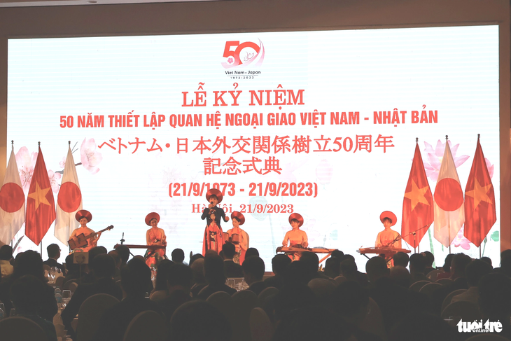 Nghệ sĩ Việt Nam trình diễn cả lời Việt và Nhật ca khúc Hana wa Saku (Và hoa sẽ nở) - ca khúc tưởng nhớ 18.500 nạn nhân trong thảm họa động đất kinh hoàng năm 2011 ở Nhật Bản - Ảnh: THANH HIỀN