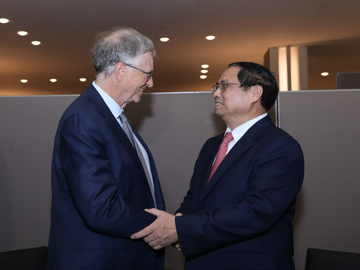 Thủ tướng Phạm Minh Chính bắt tay, trao đổi với ông Bill Gates trong cuộc gặp ngày 20-9 - Ảnh: NHẬT BẮC