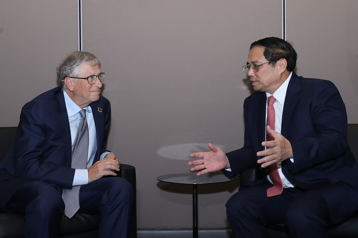 Thủ tướng Phạm Minh Chính trao đổi với ông Bill Gates - Ảnh: NHẬT BẮC