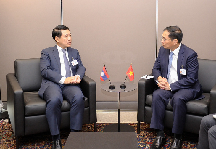 Bộ trưởng Bùi Thanh Sơn gặp Phó Thủ tướng, Bộ trưởng Ngoại giao Lào Saleumxay Kommasith ngày 20-9 tại New York, Mỹ - Ảnh: Bộ Ngoại giao cung cấp