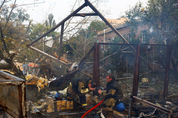 Lính cứu hỏa nghỉ ngơi sau dập lửa tại một khu dân cư bị cháy do không kích ở Kiev, Ukraine, ngày 21-9 - Ảnh: REUTERS