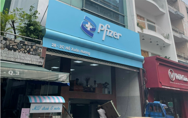 Cơ sở thẩm mỹ Pfizer quảng cáo trên mạng xã hội sử dụng logo có dấu hiệu vi phạm nhãn hiệu hàng hóa của tập đoàn đa quốc gia Pfizer Inc - Ảnh: Sở Y tế TP.HCM cung cấp