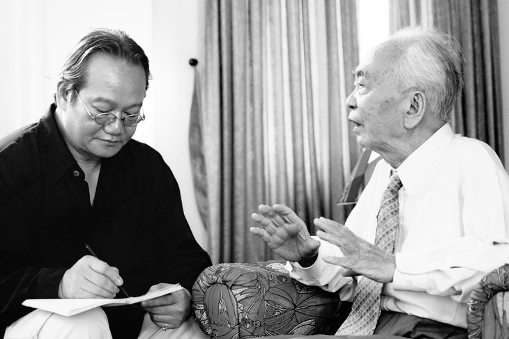 Đạo diễn Đào Trọng Khánh (trái) và Đại tướng Võ Nguyên Giáp - Ảnh: NGUYỄN ĐÌNH TOÁN