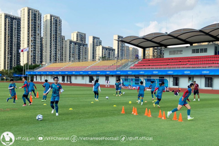 Đội tuyển nữ Việt Nam tập luyện tại Ôn Châu - Ảnh: VFF