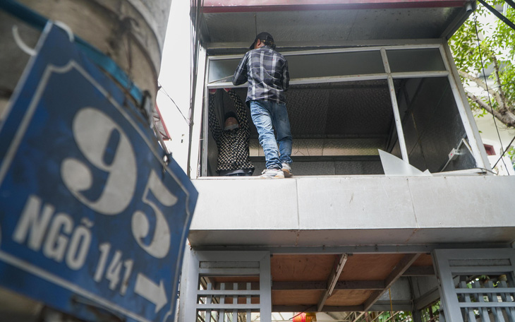 Tháo dỡ "chuồng cọp", mở lối thoát hiểm tại chung cư mini sai phép của ông Nghiêm Quang Minh