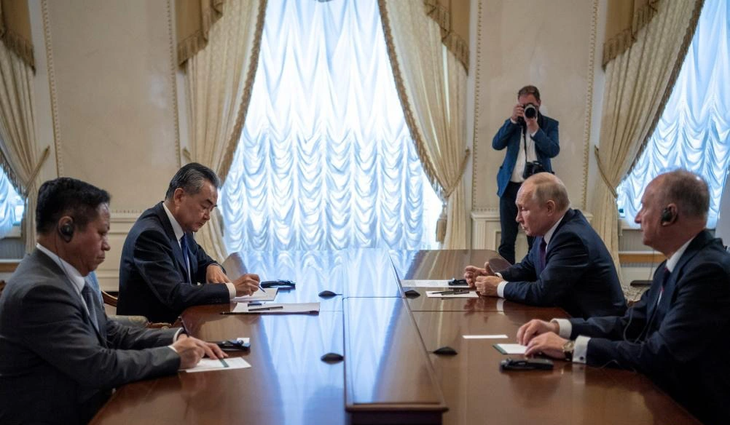Tổng thống Nga Vladimir Putin (thứ hai từ phải qua) hội đàm cùng Ngoại trưởng Trung Quốc Vương Nghị (thứ hai từ trái qua) ngày 20-9 - Ảnh: TÂN HOA XÃ