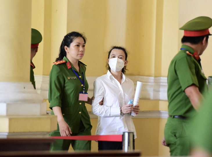 Bà Đặng Thị Hàn Ni tại phiên tòa xét xử bà Phương Hằng trước đó 