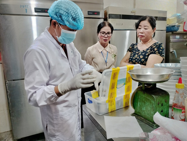 Cơ quan chức năng lấy mẫu thực phẩm ở tiệm bánh mì Phượng - Ảnh: Sở Y tế 