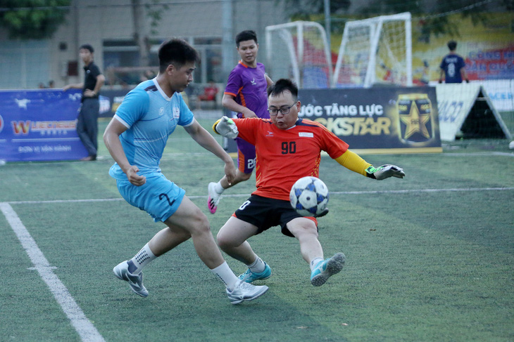 Chiều 21-9, các đội ra sân tập chuẩn bị cho vòng loại khu vực 3 Giải vô địch bóng đá công nhân toàn quốc 2023 diễn ra tại sân bóng Trường đại học Vinh, Nghệ An - Ảnh: HOÀNG TÙNG