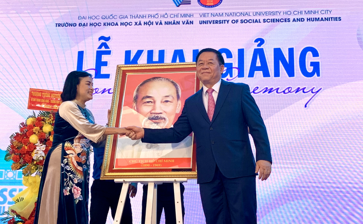 Ông Nguyễn Trọng Nghĩa tặng ảnh chân dung Chủ tịch Hồ Chí Minh cho Trường đại học Khoa học xã hội và Nhân văn (Đại học Quốc gia TP.HCM) tại lễ khai giảng sáng 21-9 - Ảnh: TRẦN HUỲNH