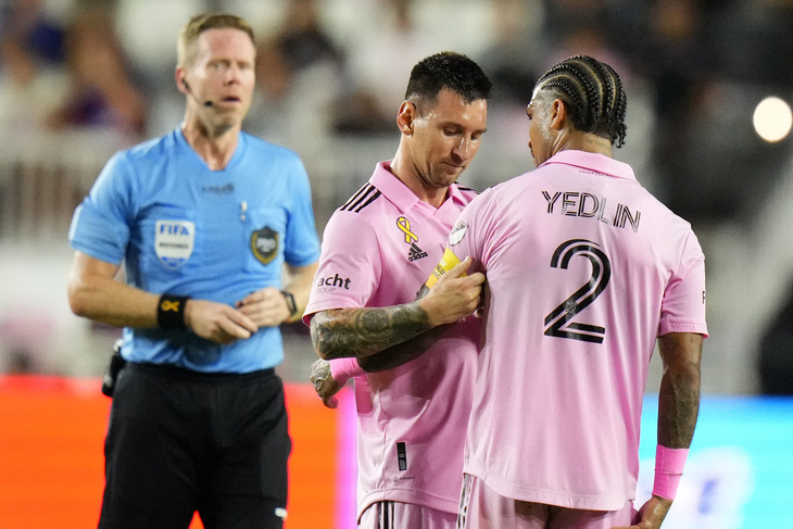 Messi trao lại băng đội trưởng cho DeAndre Yedlin khi rời sân vì chấn thương - Ảnh: REUTERS