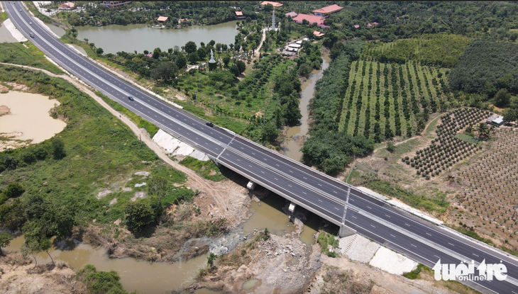 Lòng sông Phan chảy ngang cao tốc Phan Thiết - Dầu Giây chưa được thanh thải - Ảnh: ĐỨC TRONG