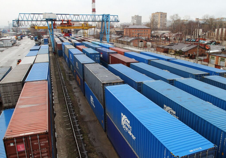 Container tại một điểm trung chuyển ở Matxcơva, Nga - Ảnh: BLOOMBERG
