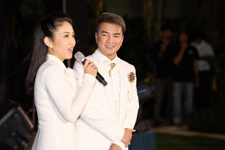 Ca sĩ Đàm Vình Hưng (phải) đến chúc mừng và hát tại Cine Party sau lễ công bố