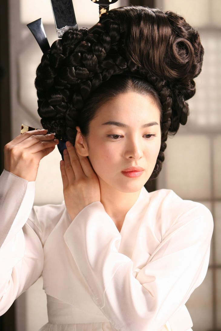 Vẻ đài cát, kiêu sa của Song Hye Kyo khi hoá thân thành nhân vật cổ trang