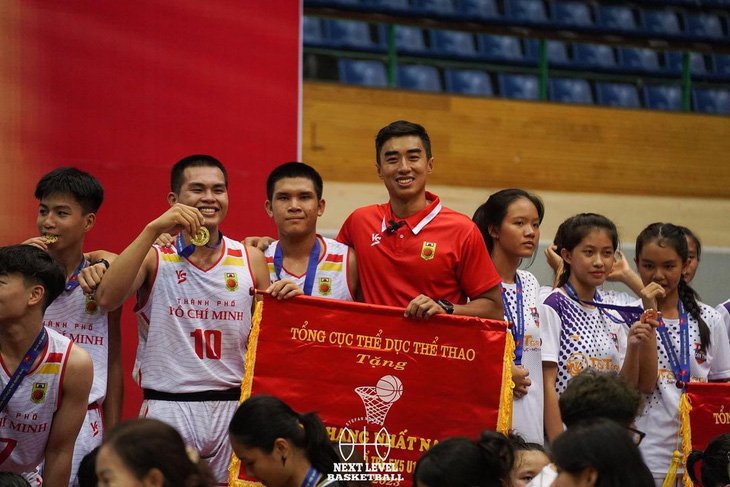 Stefan Nguyễn cùng tuyển TP.HCM đoạt HCV bóng rổ 5x5 U16 quốc gia - Ảnh: VBA