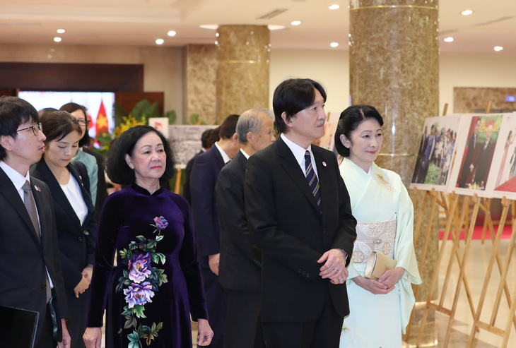 Thường trực Ban Bí thư Trương Thị Mai cùng Hoàng thái tử Akishino và Công nương Kiko tham quan triển lãm tối 21-9 - Ảnh: QUANG PHÚC