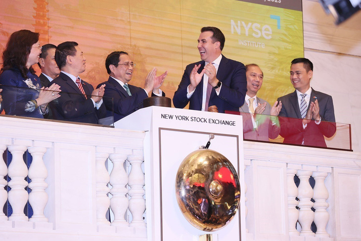 Thủ tướng Phạm Minh Chính rung chuông khai mạc phiên giao dịch Sàn chứng khoán New York (NYSE) - Ảnh: TTXVN