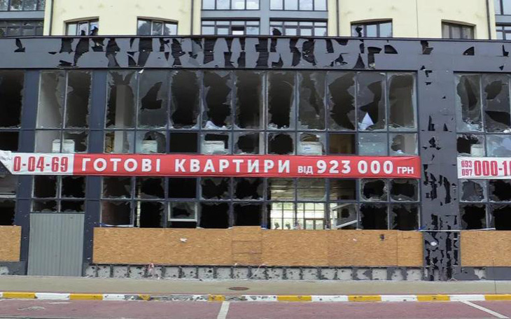 Một tấm biển ghi 'Căn hộ đã hoàn thiện' trên một tòa nhà bị hư hại ở Irpin, phía bắc Kyiv - Ảnh: Al JAZEERA 