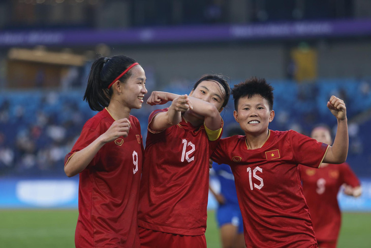 Niềm vui của tuyển nữ Việt Nam sau khi ghi bàn vào lưới tuyển nữ Nepal - Ảnh: ĐỨC KHUÊ