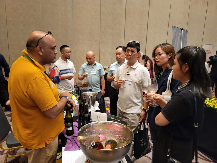 Các doanh nghiệp Úc trưng bày, giới thiệu sản phẩm cao cấp như sữa, hải sản, rượu vang đến doanh nghiệp Việt Nam - Ảnh: TRẦN HƯỚNG