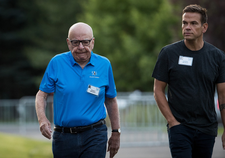 Ông Rupert Murdoch và con trai Lachlan - Ảnh: AFP