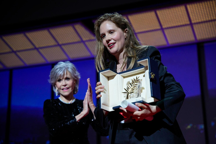 Đạo diễn Justine Triet giành giải Cành cọ vàng cho Anatomy of a Fall - Ảnh: AP