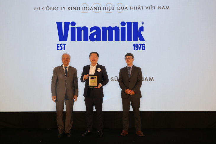Ông Đỗ Thanh Tuấn - giám đốc Đối ngoại Vinamilk - nhận danh hiệu &quot;Top 50 Công ty kinh doanh hiệu quả nhất Việt Nam&quot;- Ảnh: VINAMILK