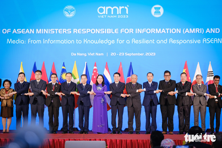 Phó chủ tịch nước Võ Thị Ánh Xuân và các bộ trưởng, trưởng đoàn ASEAN chụp ảnh trước hội nghị - Ảnh: TẤN LỰC