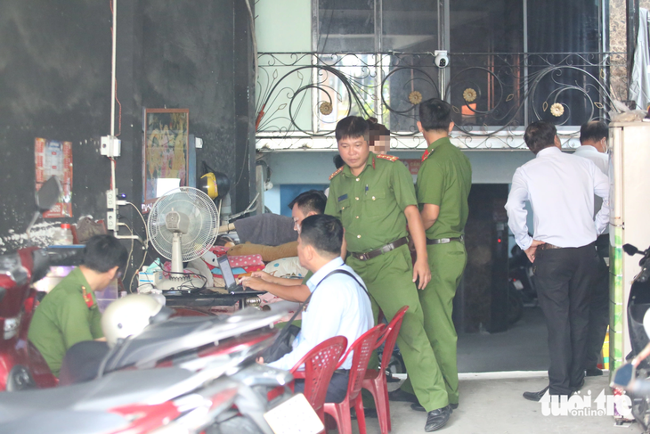 Đoàn công tác đến kiểm tra chung cư mini trên đường Lương Minh Nguyệt nhưng không có người đại diện tiếp đoàn để làm việc - Ảnh: MINH HÒA
