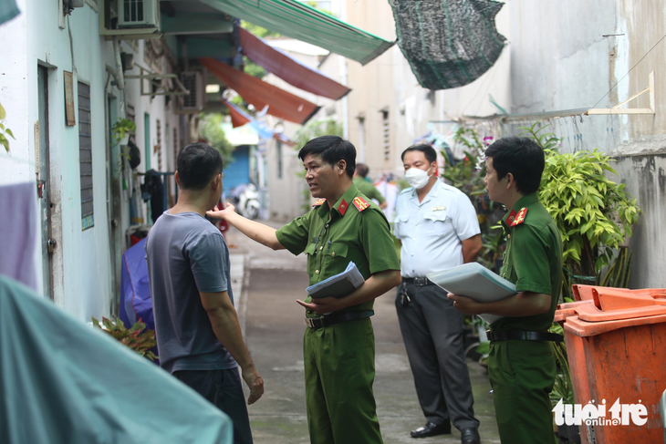 Thượng tá Phạm Tồn Điều - đội trưởng Đội PCCC và CNCH Công an quận Tân Phú - làm trưởng đoàn kiểm tra PCCC dãy trọ - Ảnh: MINH HÒA