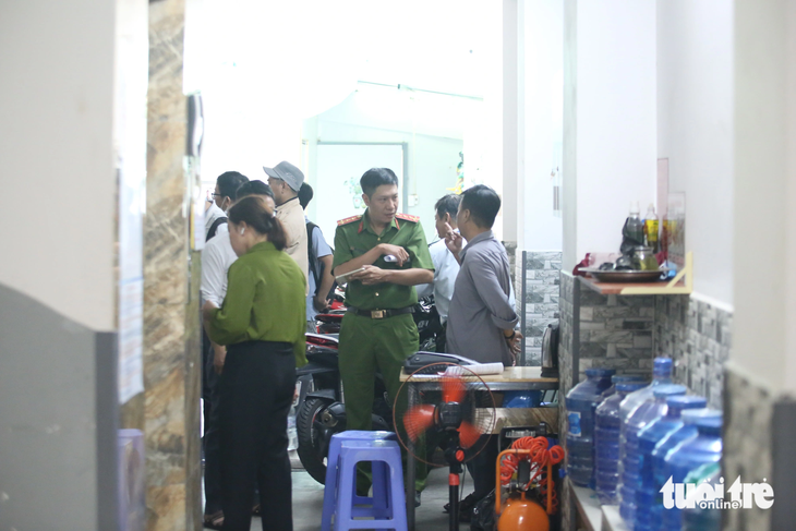Lực lượng chức năng đánh giá chung cư mini trên đường Khuông Việt được đảm bảo - Ảnh: MINH HÒA