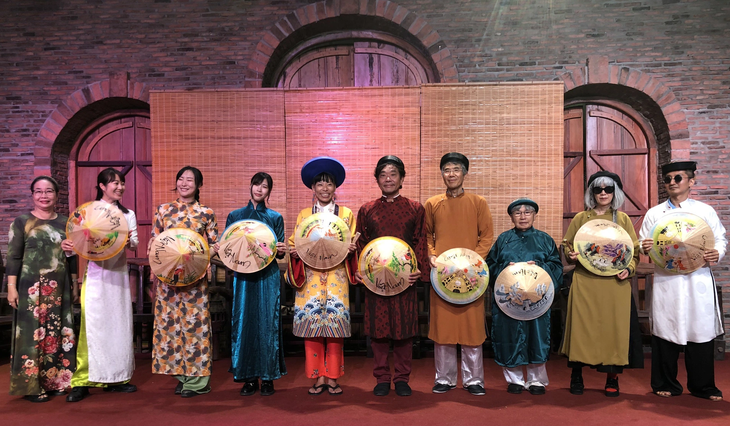 Các họa sĩ Nhật Bản mặc áo dài - Ảnh: Bảo tàng Áo dài