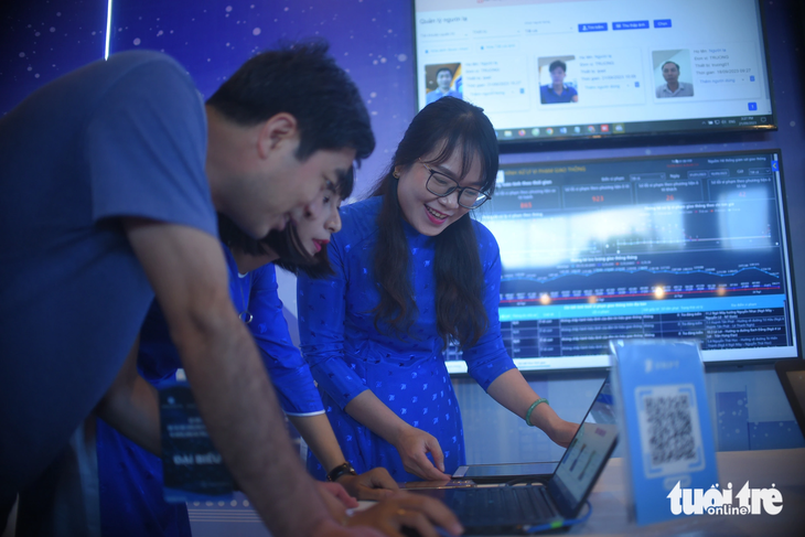 People enjoy learning about new information technology applications in a workshop - Photo: Lam Thien